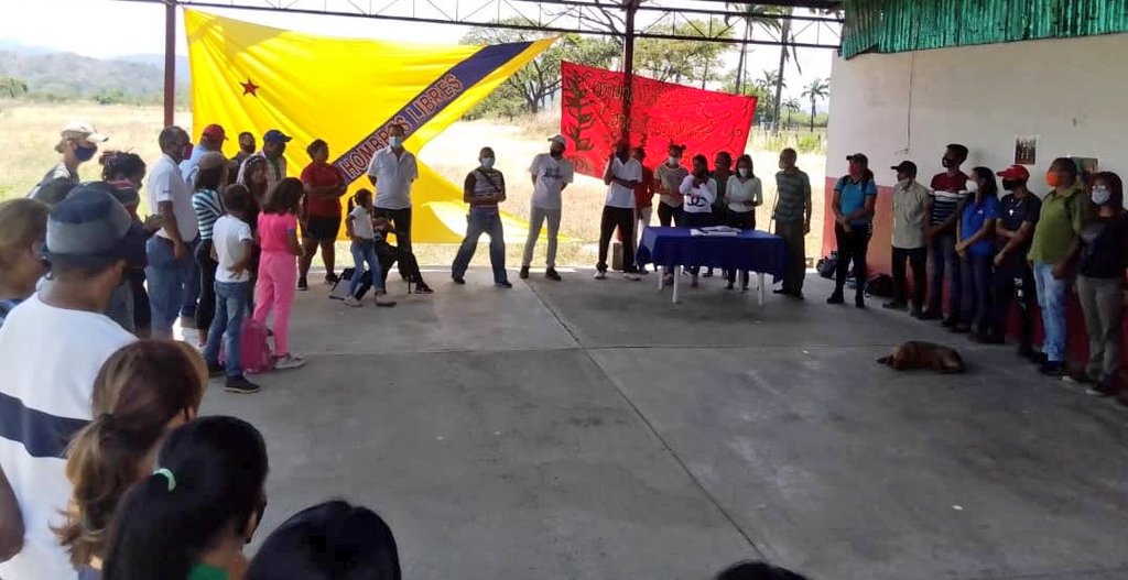 VocesUrgentes's tweet photo. #26Mar
Culminado proceso de renovación de vocerias en elecciones directas y secretas en cada Consejo Comunal, se juramentan Parlamentaries de la Comuna Socialista Lanceros de Atures de la Miel, Simón Planas #Lara
Acto en predios de #EPSDC
Ahora por la #CiudadComunal
#ComunaONada https://t.co/6aLGr0eDve