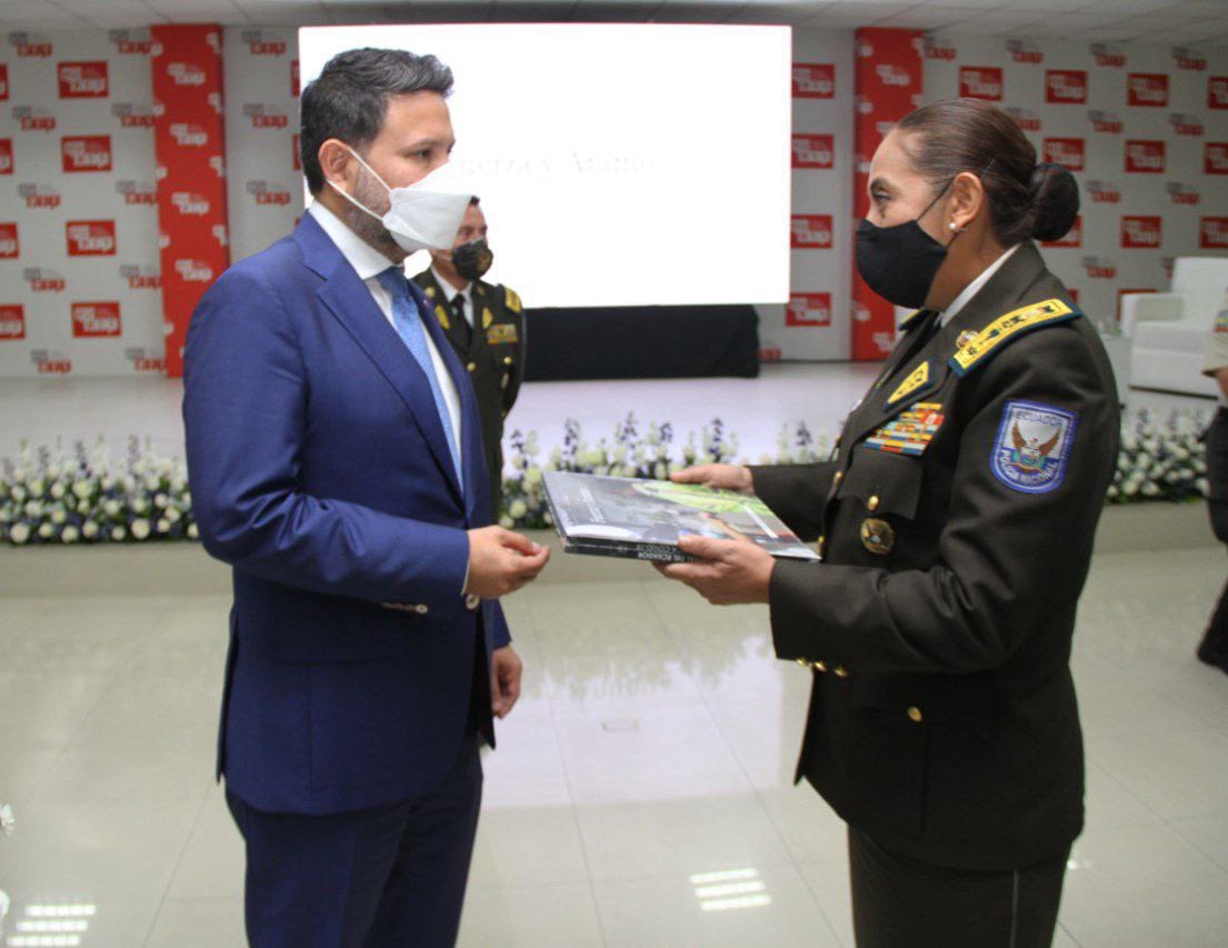 MinGobiernoEc's tweet photo. Durante su intervención, en la presentación de la obra, el ministro @martinezjg narró episodios de su experiencia vivida durante la etapa más crítica por la pandemia, cuando la @PoliciaEcuador se mantuvo en primera línea para luchar por la salud, la vida y la #SeguridadParaTodos. https://t.co/gV6exMZpe7