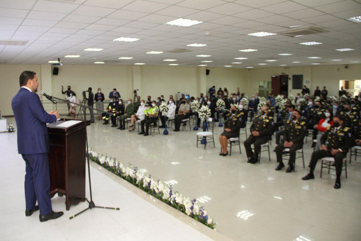 MinGobiernoEc's tweet photo. Durante su intervención, en la presentación de la obra, el ministro @martinezjg narró episodios de su experiencia vivida durante la etapa más crítica por la pandemia, cuando la @PoliciaEcuador se mantuvo en primera línea para luchar por la salud, la vida y la #SeguridadParaTodos. https://t.co/gV6exMZpe7