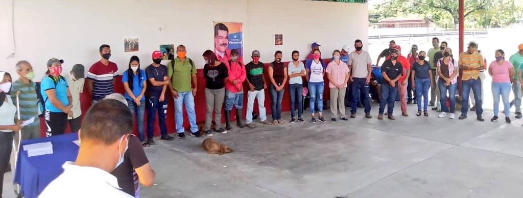 VocesUrgentes's tweet photo. #26Mar
Culminado proceso de renovación de vocerias en elecciones directas y secretas en cada Consejo Comunal, se juramentan Parlamentaries de la Comuna Socialista Lanceros de Atures de la Miel, Simón Planas #Lara
Acto en predios de #EPSDC
Ahora por la #CiudadComunal
#ComunaONada https://t.co/6aLGr0eDve