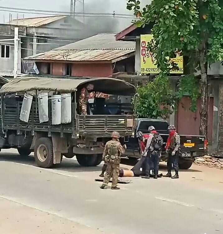 haymarn_tun's tweet photo. The witness photos: Myanmar military killed the civilian and tried to carry dead body to cover up their bad work.

This is the crime against humanity.

#whatshappeninginmyanmar 
#crimesagainsthumanity 
#rejectmilitarycoupmyanmar 
#thereisnoplacefordictatorship https://t.co/EV5PM8DPYn
