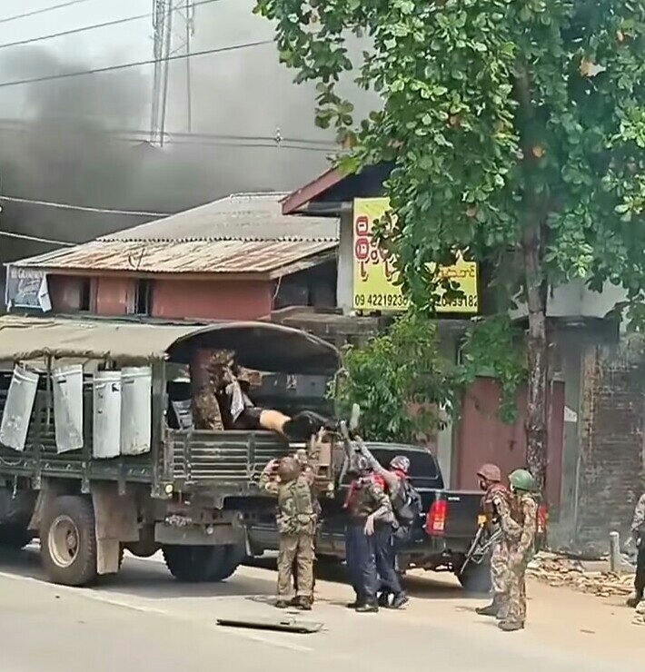 haymarn_tun's tweet photo. The witness photos: Myanmar military killed the civilian and tried to carry dead body to cover up their bad work.

This is the crime against humanity.

#whatshappeninginmyanmar 
#crimesagainsthumanity 
#rejectmilitarycoupmyanmar 
#thereisnoplacefordictatorship https://t.co/EV5PM8DPYn