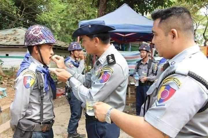 Images of grown men getting pills hand-fed by Police Commander before crushing peaceful protestors send chills down our spines.  #MyanmarPoliceBrutality #BurmaCoup