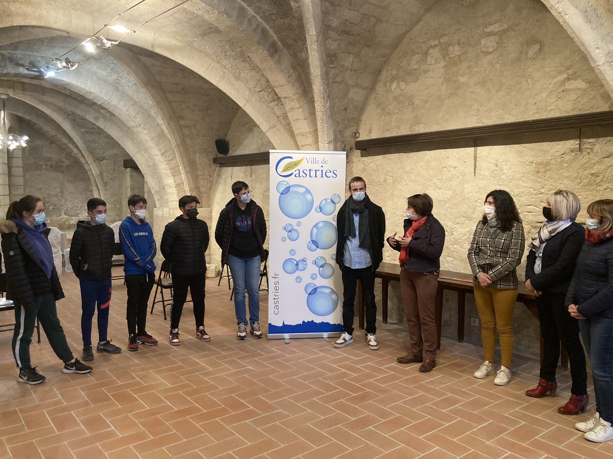 VilleCastries's tweet photo. Madame le maire a le plaisir d’offrir un bon cadeau à nos 6 jeunes Castriotes qui ont si joliment graffé le skate-park de #Castries à l’occasion du chantier loisir des vacances d’hiver organisé par le Centre Socioculturel Municipal. #JeunesArtistes https://t.co/zshDfuZNPl