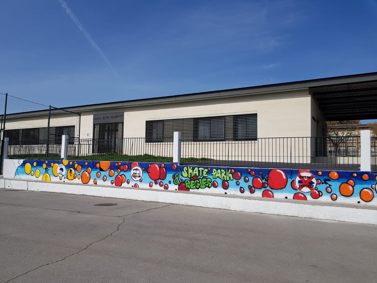 VilleCastries's tweet photo. Madame le maire a le plaisir d’offrir un bon cadeau à nos 6 jeunes Castriotes qui ont si joliment graffé le skate-park de #Castries à l’occasion du chantier loisir des vacances d’hiver organisé par le Centre Socioculturel Municipal. #JeunesArtistes https://t.co/zshDfuZNPl