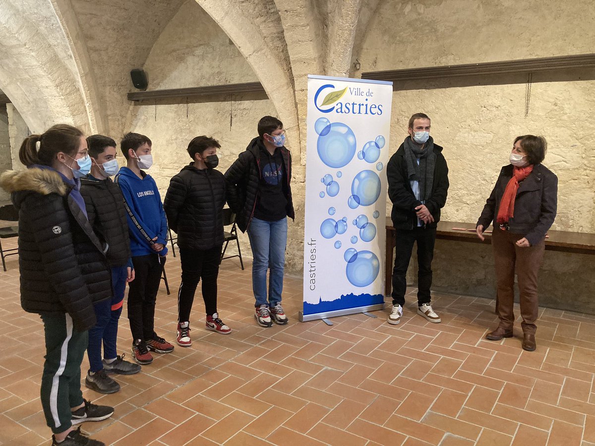 VilleCastries's tweet photo. Madame le maire a le plaisir d’offrir un bon cadeau à nos 6 jeunes Castriotes qui ont si joliment graffé le skate-park de #Castries à l’occasion du chantier loisir des vacances d’hiver organisé par le Centre Socioculturel Municipal. #JeunesArtistes https://t.co/zshDfuZNPl