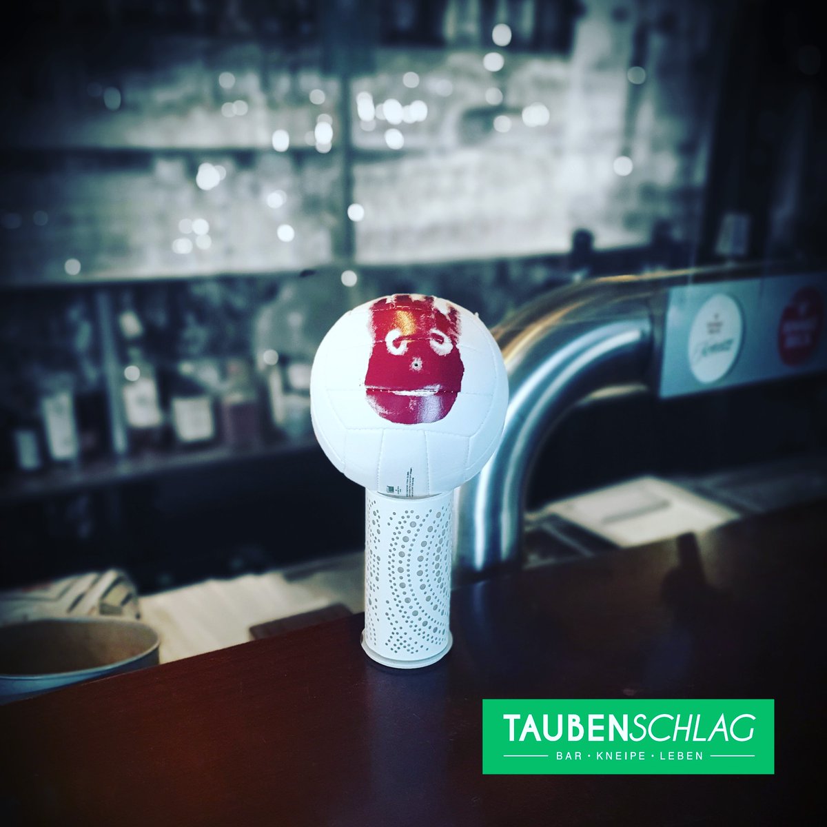 Kneipenleben 2021:
Na, wer erkennt ihn wieder? Wir haben tatsächlich einen Gast, mit dem wir mal wieder am Tresen schnacken können 😉🏐

#wilson #wilsoncastaway #taubenschlag #bremen #kneipenleben2021