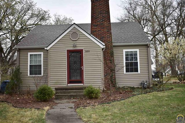 CWRealtyInc's tweet photo. Check out this charming home on a nice corner lot! You'll love the eat-in kitchen and large master bedroom.

Listing provided by Countrywide Realty, Inc.
#weselltopeka #realestate 
https://t.co/YAWaNGaQBY https://t.co/S2exvqyi7r