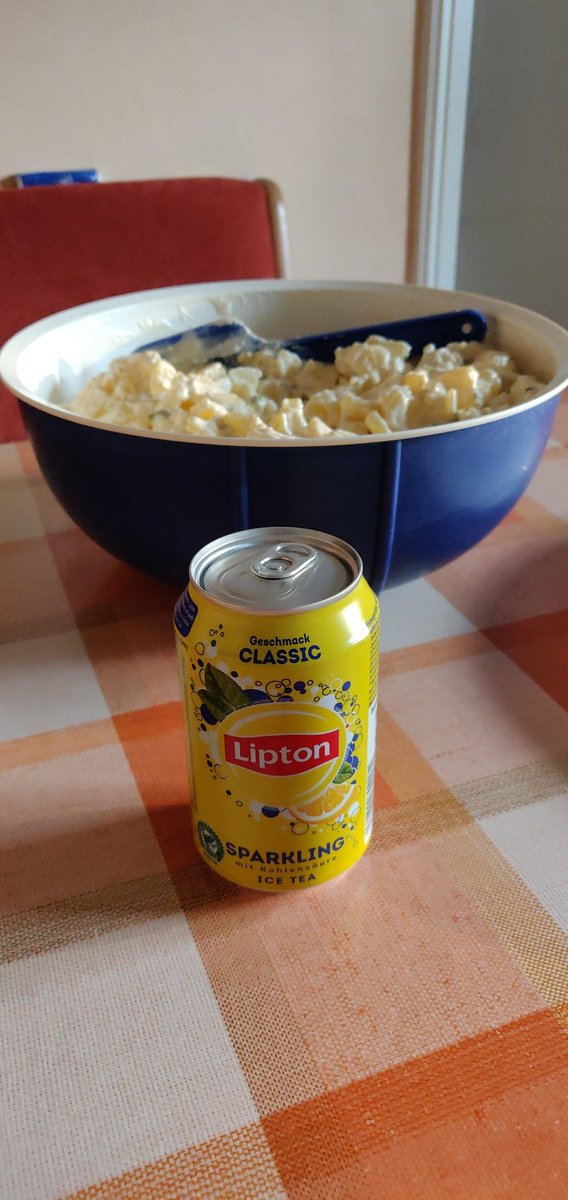 MariaB3112's tweet photo. @risklayer @JBEE300 Bei mir gibt es heute mal einen Sparkling Ice Tea von @Lipton und dazu eine kleine Portion von Mamas allerbestem Kartoffelsalat 🤤 er muss ja probiert werden bevor ihr ihn morgen kriegt 😉 @JohannesBrand98 @JamesEDaniell https://t.co/ssGERzvTpc