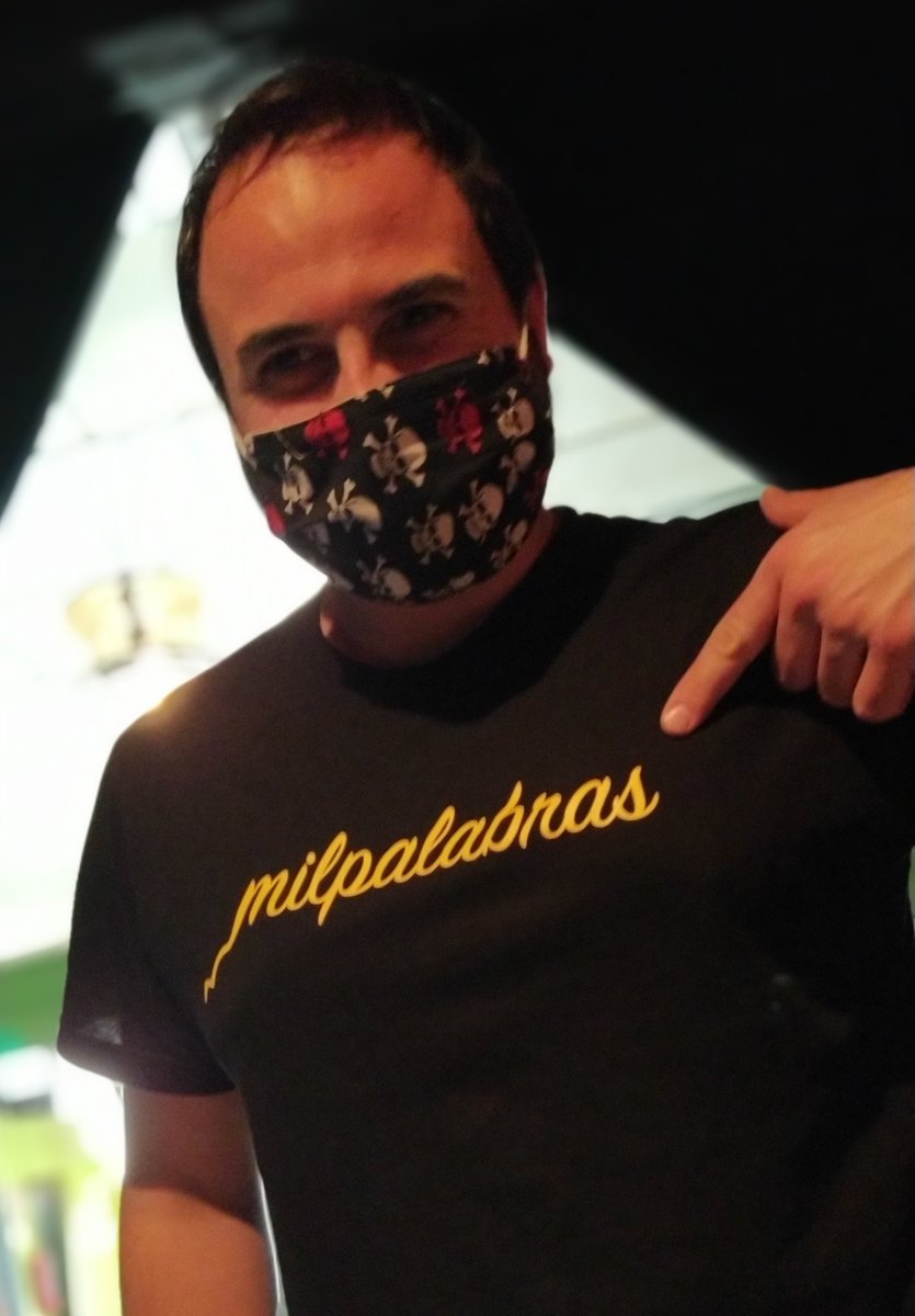 Celebrando el teatro en <a href="/la_madriguera__/">LaMadriguera Murcia</a>  viendo a <a href="/Periferiateatr1/">Periferiateatrodetiteres</a> con mi camiseta de <a href="/proyectolova/">LÓVA</a> #milpalabras #Murcia.