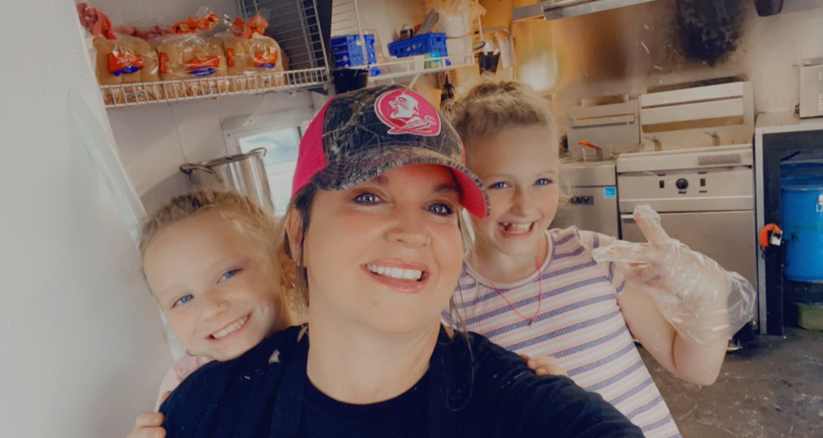 Thehogndogtoo's tweet photo. Employee Appreciation day is a hit with burgers, hot dogs and fries!!! Great staff and awesome to work with!!! https://t.co/xp2UJR2snx
