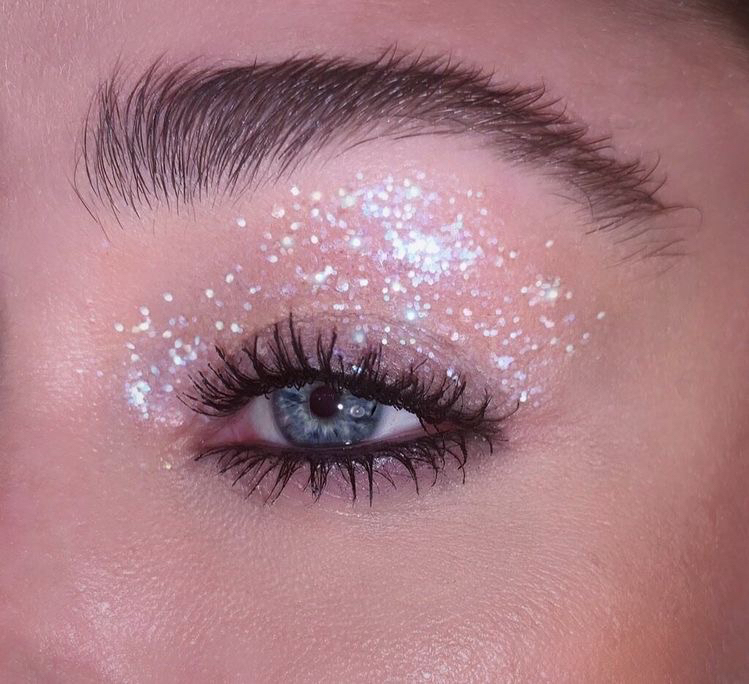 cleanbeautykit's tweet photo. FACT: Glitter has potential to irritate your peepers and scratch up your corneas.

SOLUTION: Use a sticky base when applying glitter to the eyes or a glitter primer.
#cleanbeautykit #factfriday #glittereyeshadow #glitter #makeuptips #cleanbeautyglitter https://t.co/FeLsG7XLIb