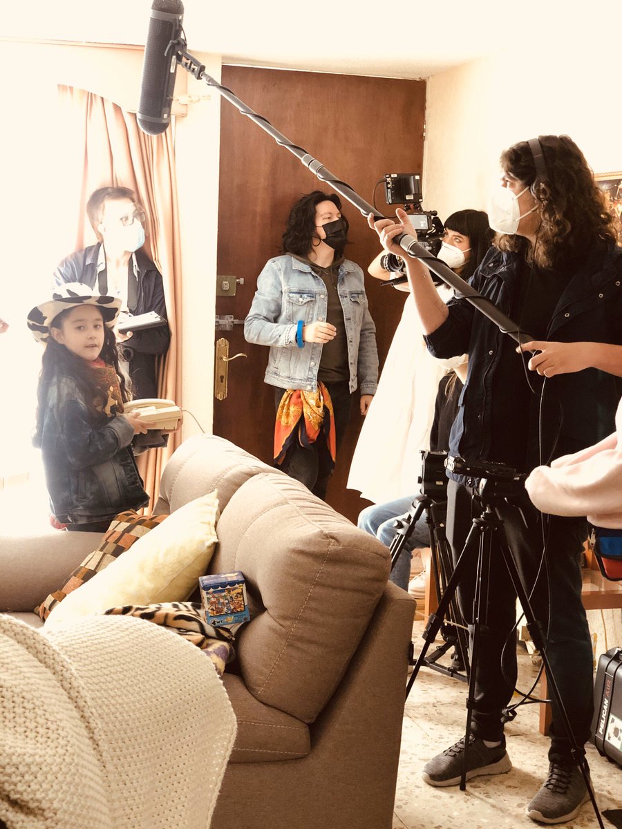 freyre_luz's tweet photo. Semana de #grabaciones con @AmbarLuzOficial #AMBARLUZ para el #cortometraje #lavaqueraeldetectiveyelgato https://t.co/UXNfEJ6lSv