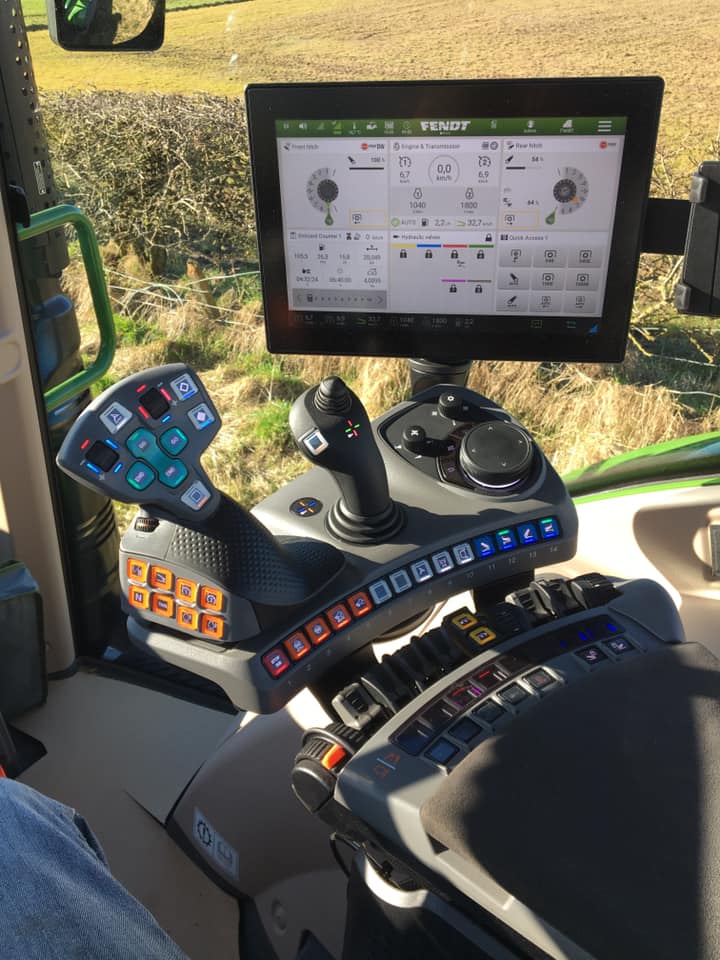 Fendt_UKIreland's tweet photo. It's #FendtFriday & this week's #FendtFavourite features these photos from Gordon Mitchell, showing the differences in cab & out between his Fendt 820 and the new gen Fendt 700 Series when he had it on demo from Reekies recently.
Which is your favourite?
#ItsFendt #OldvNew https://t.co/4iyyKkkOAh
