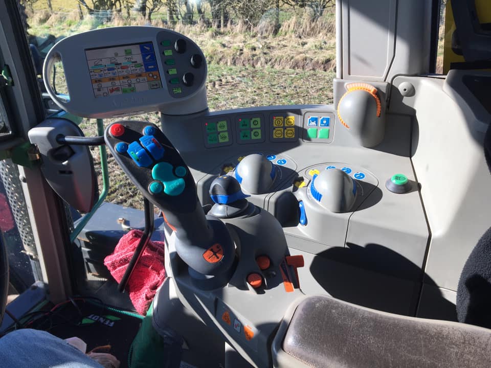 Fendt_UKIreland's tweet photo. It's #FendtFriday & this week's #FendtFavourite features these photos from Gordon Mitchell, showing the differences in cab & out between his Fendt 820 and the new gen Fendt 700 Series when he had it on demo from Reekies recently.
Which is your favourite?
#ItsFendt #OldvNew https://t.co/4iyyKkkOAh