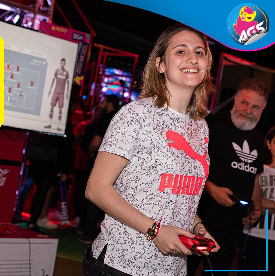 ArGameShow's tweet photo. Holis @CaroloVazquez 🤗  ¿Cómo andan esos nuevos servidores nacionales de @EASPORTSFutbol ? ¿Te sacan una sonrisa como la que te sacamos en #ArGameShowForMe ? 😅😄 https://t.co/U6cfovKPXq