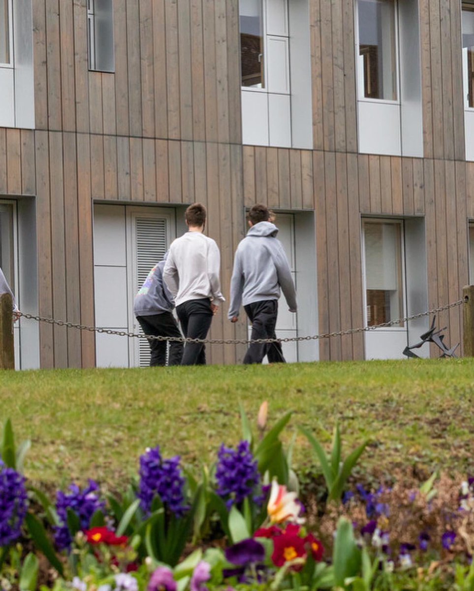 cranleighschool's tweet photo. Wishing all our pupils a lovely Easter break🐣🌻🌞 #cranleigh #cranleighschool #easter #dedicatedcommunity https://t.co/vf5vbOlGrv