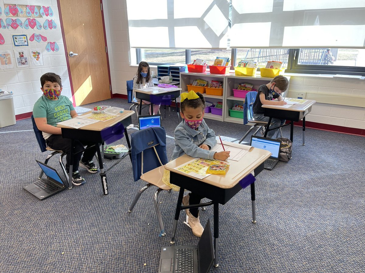 STraubKinder's tweet photo. I can write a story with a beginning, middle, and end! ✏️ #listwood @KellySantora24 https://t.co/okZkeTdD2p