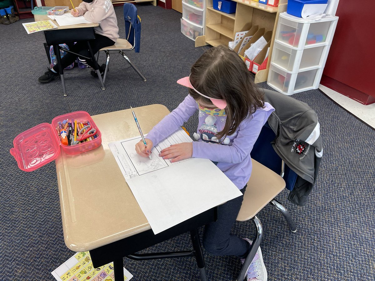 STraubKinder's tweet photo. I can write a story with a beginning, middle, and end! ✏️ #listwood @KellySantora24 https://t.co/okZkeTdD2p