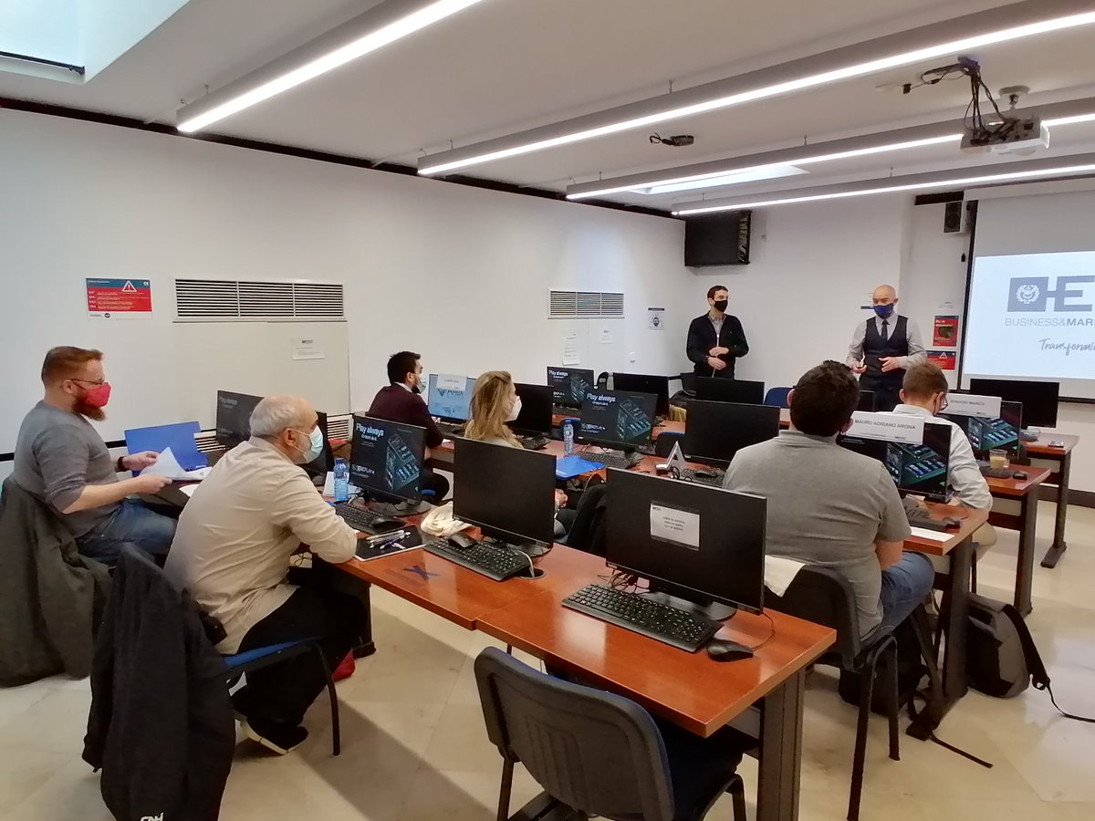 ESICBarcelona's tweet photo. A todos nuestros alumnos del Postgrado en Big Data &amp; Business Analytics [#PSBD], conectados en remoto y presencialmente en el aula, ¡bienvenidos! 👋🏻

Damos comienzo a una etapa que les preparará para liderar la #transformacióndigital de las empresas del futuro. 🔝

#PostgradoESIC https://t.co/eYc7ZeVeHX