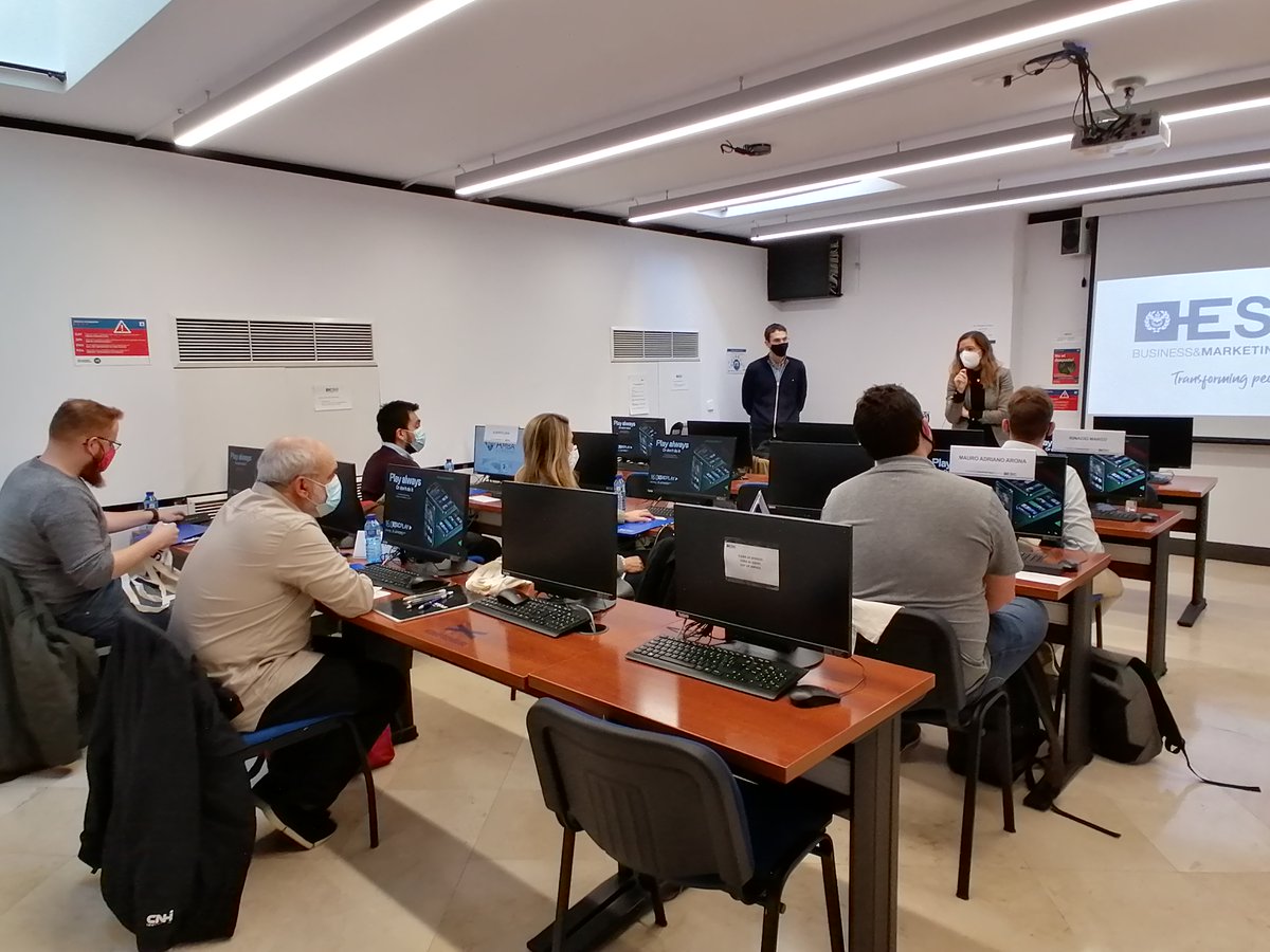 ESICBarcelona's tweet photo. A todos nuestros alumnos del Postgrado en Big Data &amp; Business Analytics [#PSBD], conectados en remoto y presencialmente en el aula, ¡bienvenidos! 👋🏻

Damos comienzo a una etapa que les preparará para liderar la #transformacióndigital de las empresas del futuro. 🔝

#PostgradoESIC https://t.co/eYc7ZeVeHX