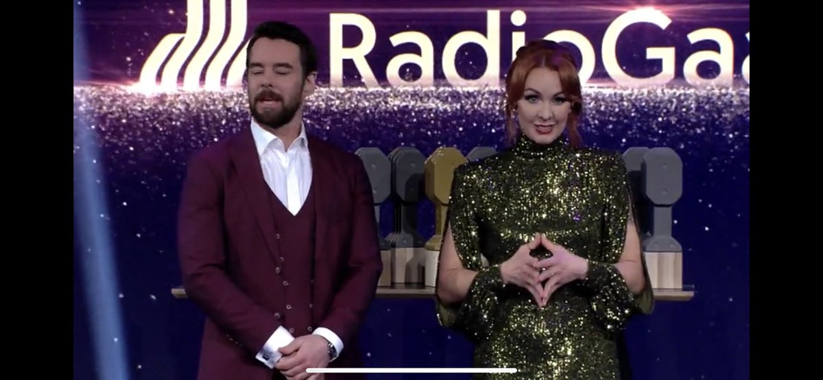 Sariaaltosetala's tweet image. Hio hei, #radiogaala käynnissä; hieno toteutus eli kiitos @RadioMediaFI ja toki kippari @MollerStefan! Kiitos myös kunniasta saada olla mukana tuomaristossa, se oli ehdottomasti kevään kivoin Teams-rupeama 🌟