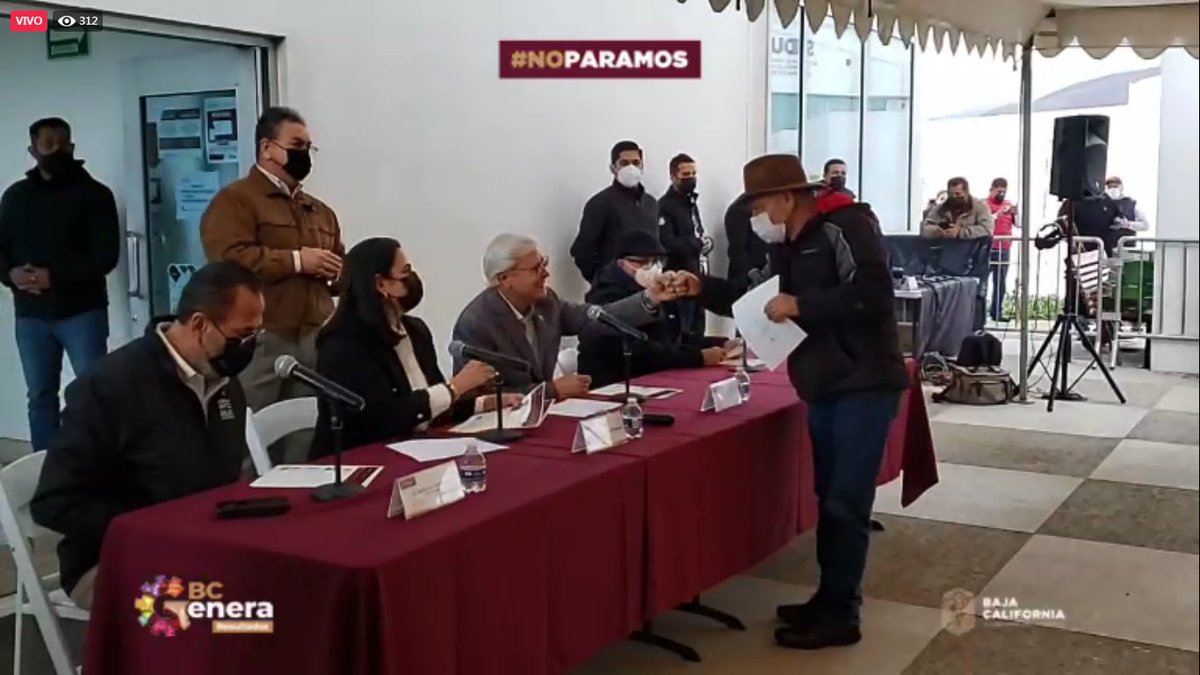 Jaime_BonillaV's tweet photo. 🔴#EnVivo | En compromiso con el sector transportista, otorgamos los permisos personales a las y los genuinos operadores de taxi del Estado que cumplieron con los requisitos legales.
https://t.co/bY1aWN4534
#BCGenera #MovilidadSustentable @BC_IMOS https://t.co/PHgmvvXgk3