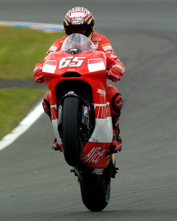 ducaticorse's tweet photo. There's no better way to celebrate a birthday than remembering the good times! 😍 Buon compleanno, @LorisCapirossi1 🥳🎂 

#ForzaDucati 

@DucatiMotor | @MotoGP https://t.co/rQvTQ8oHUB