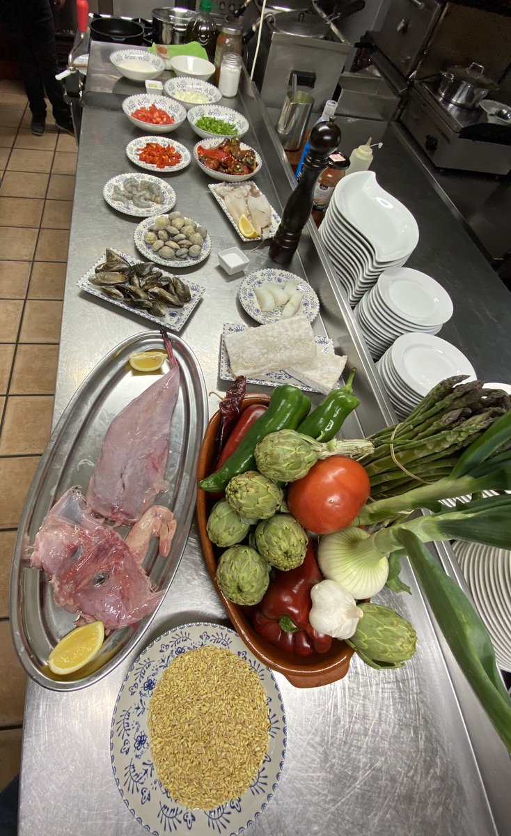 RaulProduTV's tweet photo. Con todo esto vamos a preparar una cazuela sin fideos y sin patata pero con trigo típica de #Gojar en el restaurante la #Bodeguilla @adirecto @peichsantana @Casiopeacr @CarmeRamoss @Karmen_GP @ModestoBarragan @canalsur @ccambrils @artcuandalucia @juancarlosgc81 @anarufian https://t.co/U1kNKW475h