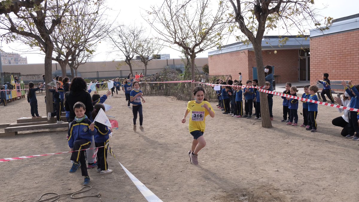Escola_Alberich's tweet photo. Tot i les dificultats! 💪 

Fem el #CrosSolidari 🏃‍♀️🏃‍♂️🏃

Gràcies mestres, infants i comunitat per fer-ho possible!

Mil Gràcies @ReusEsport @ReusCreuRoja @reus_cat 

@educaciocat #Reus #Esport #Solidaritat https://t.co/QWPTK8s0x8