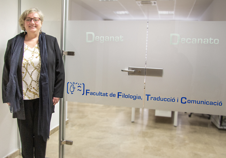 FILTRADCOMUV's tweet photo. La junta de @FILTRADCOMUV ha reelegit a la professora Amparo Ricós Vidal com a degana del centre per al període 2021-2024. Escollida en 2018 com a degana, la professora del Departament de Filologia Espanyola va ser vicedegana d'Ordenació Acadèmica i Qualitat entre 2012 i 2018. https://t.co/FwfCb1NPcf
