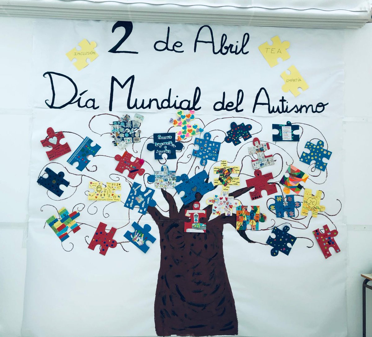 CeipJacaranda's tweet photo. En nuestras clases todos encajamos. Y ... ¿qué necesitamos para que todas las piezas tan diferentes “encajen”? Necesitamos paciencia, empatía, tolerancia, respeto, compartir, convivir y amistad. #DiaMundialAutismo #2abril #WorldAutismAwarenessDay Orgullosos de nuestro alumnado https://t.co/dSMNwvmzAS