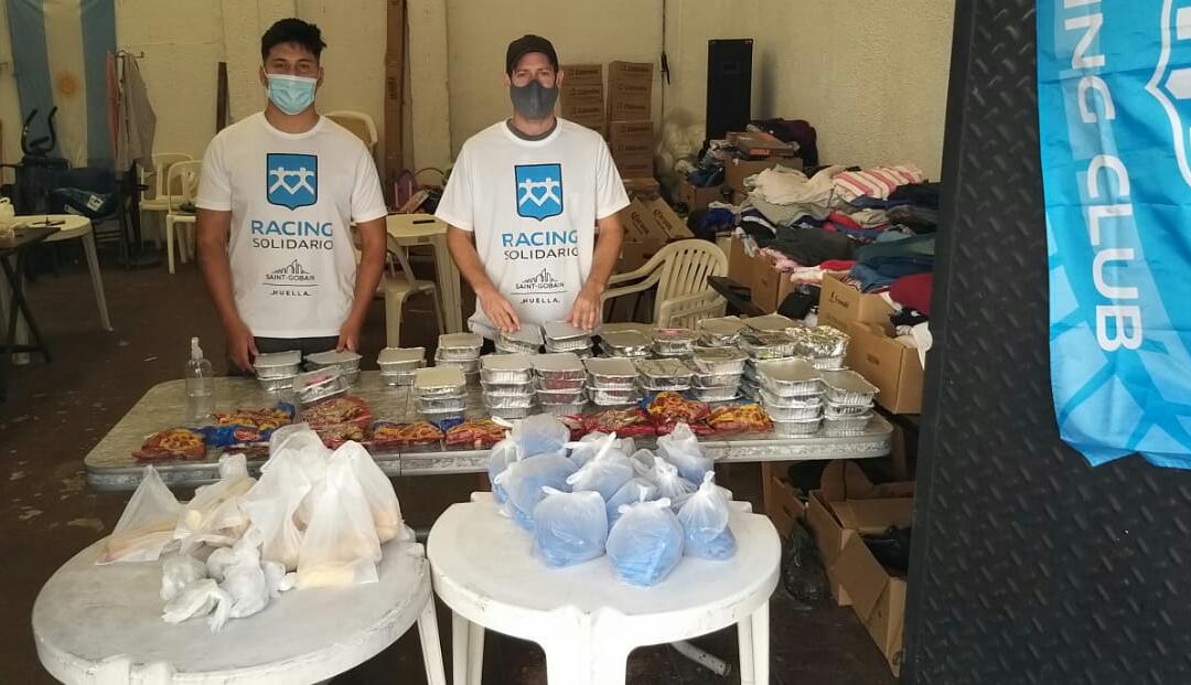RacingSolidario's tweet photo. Entrega de viandas en el Centeo Soñar para Vivir y el Barrio Rivadavia.
Agradecemos a #convidarte por colaborar con nosotros semana a semana...
#RacingClub #racingsolidario https://t.co/NaBttvJL2D