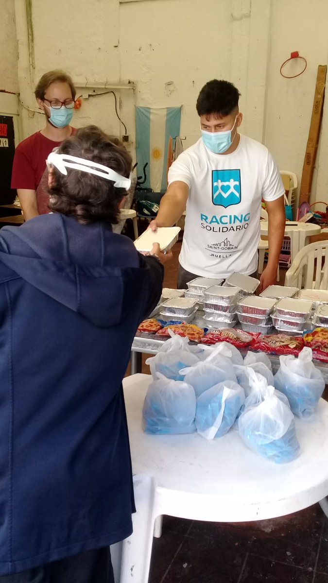 RacingSolidario's tweet photo. Entrega de viandas en el Centeo Soñar para Vivir y el Barrio Rivadavia.
Agradecemos a #convidarte por colaborar con nosotros semana a semana...
#RacingClub #racingsolidario https://t.co/NaBttvJL2D