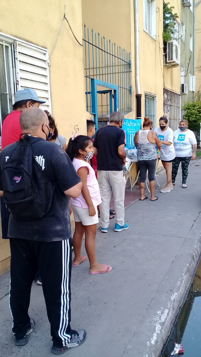 RacingSolidario's tweet photo. Entrega de viandas en el Centeo Soñar para Vivir y el Barrio Rivadavia.
Agradecemos a #convidarte por colaborar con nosotros semana a semana...
#RacingClub #racingsolidario https://t.co/NaBttvJL2D