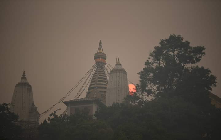काठमाडौं बन्यो विश्वको दोस्रो प्रदुषित शहर, त्रिभुवन अन्तर्राष्ट्रिय विमानस्थलका सवै सेवा बन्द!

काठमाडौंसहित देशभरको वायुमण्डलमा वायुको गुणस्तर सूचकांक (एक्यूआई) अत्यधिक बढेको छ । वातावरण विभाग अन्तर्गतको वायु गुणस्तर मापन केन्द्रले पनि एक्यूआईले जोखिमको तह नाघेको देखाएका छन् ।