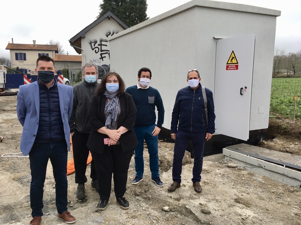 lafibre64's tweet photo. 53ème NRO posé aujourd’hui à #Herrère sur le réseau #THD64 : Les communes voisines de la #CCHB, #Ogeu-les-Bains, #Buziet, #Estialescq, #Escou et #Escout y seront raccordées
#lafibre64 #le64
@SFR_FTTH https://t.co/JkvgBvOCBJ