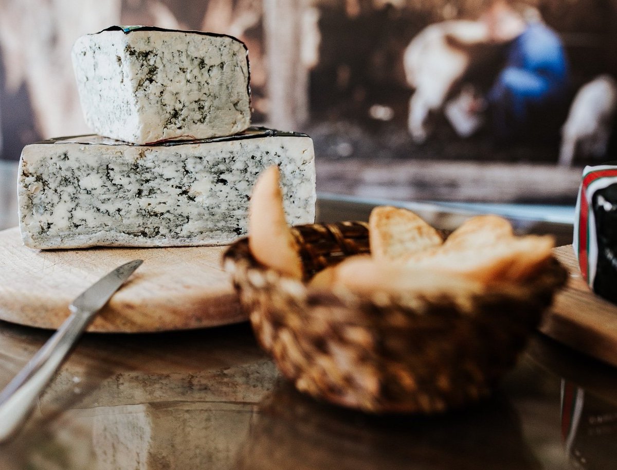 CabralesMain's tweet photo. Yo pongo el🧀 #quesocabrales y la sidra y vosotros la compañía, ¿que me decís?😊 Bueno...si no podéis venir os lo envío a casa ya sabéis en:  https://t.co/Vfq6Bvb3tf #sotres #picosdeeuropa #turismoasturias 

📷 @tierradequesu https://t.co/Af2WJp8xG2