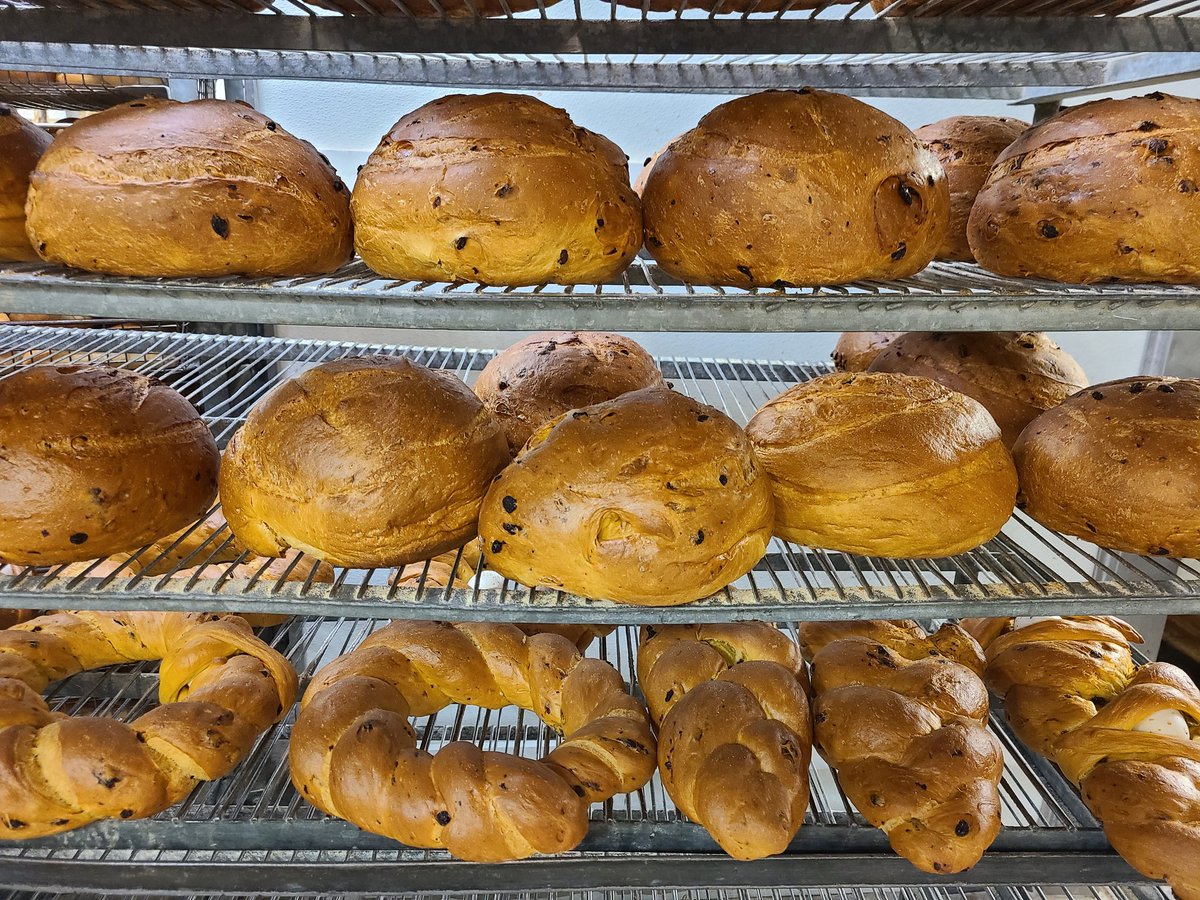 ConshyBakery's tweet image. Special Bake: Easter bread now available. Happy Friday! #Easterbread #Easter
