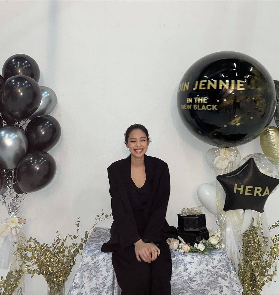 FANBLACKPINKa's tweet photo. jennierubyjane instagram update! so pretty 😭♥️ 

#JENNIE #jennieinthenewblack #JennierubyjaneOfficial #JENNIE @herabeauty_official #herabeauty_official #jenniekim #jennierubyjane https://t.co/WLn188THuA