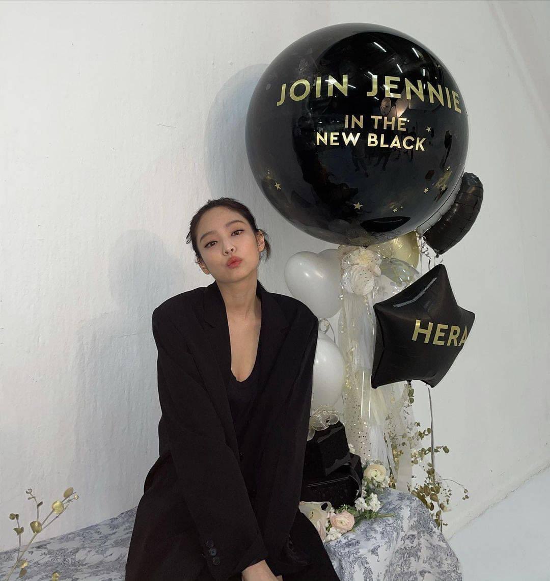 FANBLACKPINKa's tweet photo. jennierubyjane instagram update! so pretty 😭♥️ 

#JENNIE #jennieinthenewblack #JennierubyjaneOfficial #JENNIE @herabeauty_official #herabeauty_official #jenniekim #jennierubyjane https://t.co/WLn188THuA