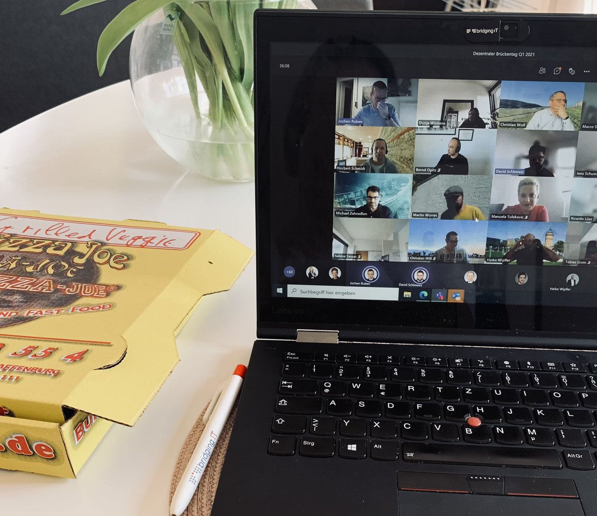regi_zwischert's tweet photo. Heute Brückentag #firmenevent mit den Kollegen aus Mannheim und zum Mittagessen gab’s nen Lieferando-Gutschein. Danke #bridgingIT https://t.co/1RAdmwgxeR