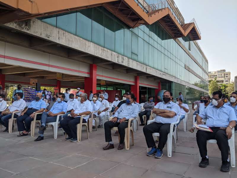 આજતા. ૨૬/૦૩/૨૦૨૧ના સાયન્સ સેન્ટર, સીટી લાઈટ રોડ ખાતે કોવિડ નિયંત્રણ અને વેક્સિનેશન સંદર્ભે સ્વૈચ્છિક સંસ્થાઓ અને વિવિધ સમાજના અગ્રણીઓ સાથે મીટીંગનું આયોજન કર્યું હતું તે સાથે આગામી દિવસોમાં વધુમાં વધુ વ્યક્તિઓ વેકસીનેશન મૂકાવે તે માટે સહયોગ આપવા જણાવ્યું હતું.