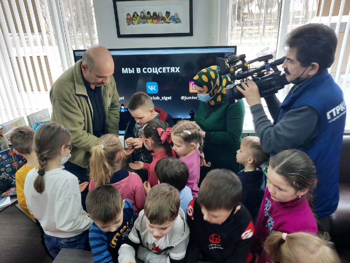 Сегодня в рамках Всероссийской Недели детской книги состоялось очередное заседание клуба «Малышам о звездах и планетах»,  гостем которого стал руководитель клуба астрономов любителей имени Ф.Ю. Зигеля Евгений Вереин aodbiblioteka.ru/news/2313/