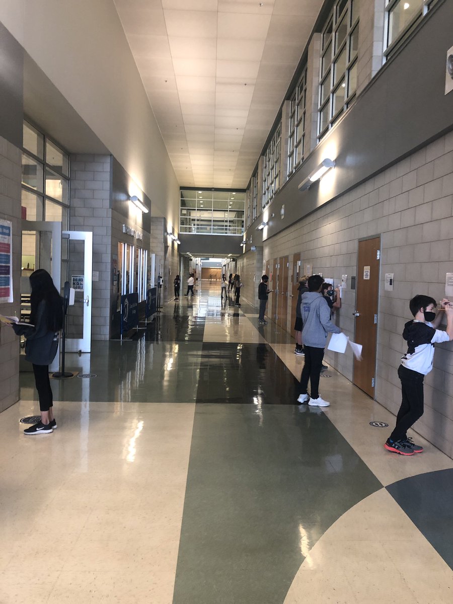 hillhollly's tweet photo. We can social distance on COVID Level Orange - sometimes getting out of the classroom and stretching your legs while working is needed! @Killian_MS #KMS_Science https://t.co/qr2eNMMdHg