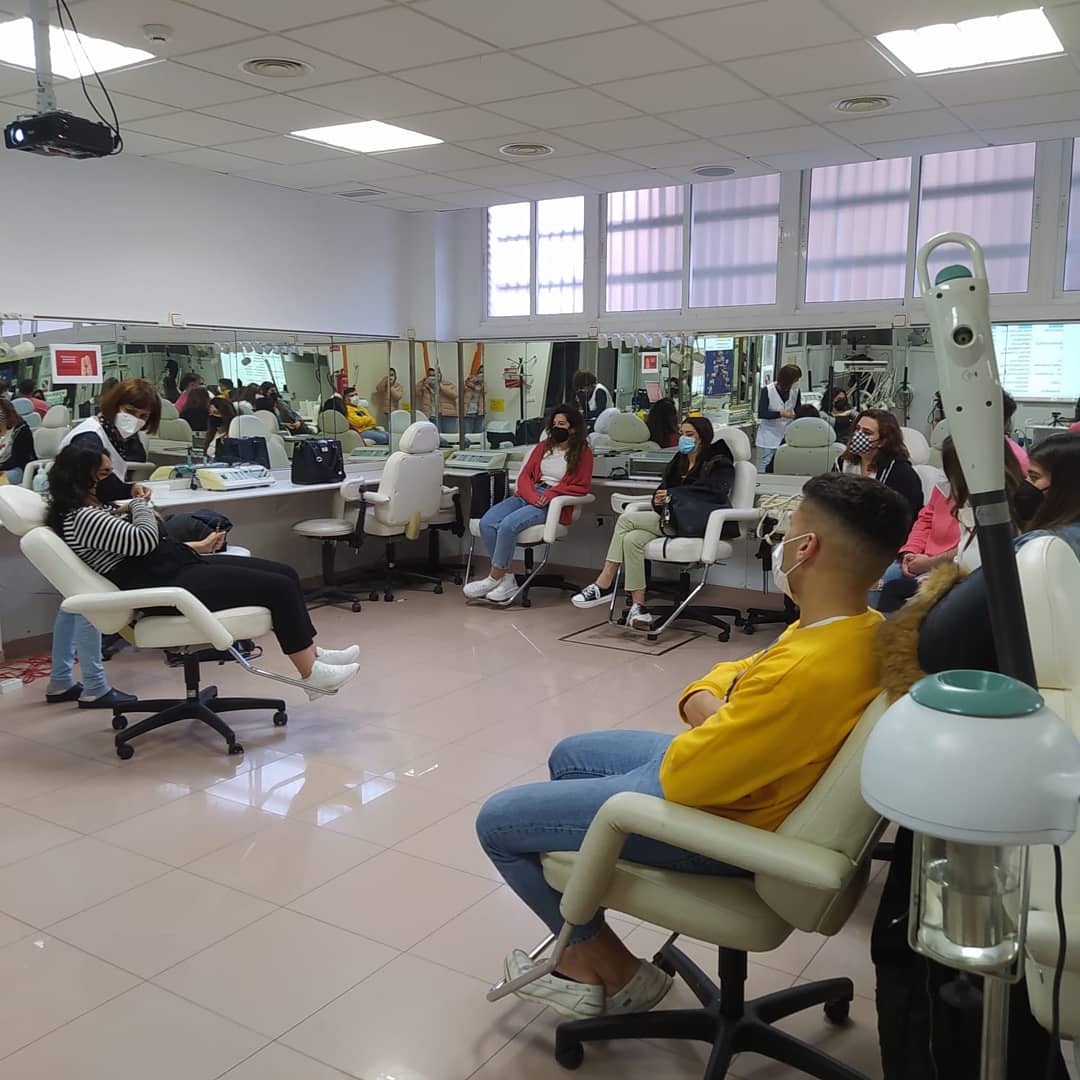 SopenaSevilla's tweet photo. 💆🏼♀️💆🏽♂️1°AIPC visita las instalaciones del Spa del Centro #SopeñaSevilla para aprender sobre la aparatología de los cuidados estéticos y cosméticos.
Gracias a la profesionalidad de nuestra compañera Antonia Canovaca.
#aparatologia #cuidadosesteticosycosmeticos
#SopeñaConstruyeVida https://t.co/tEeGoQ6PV6