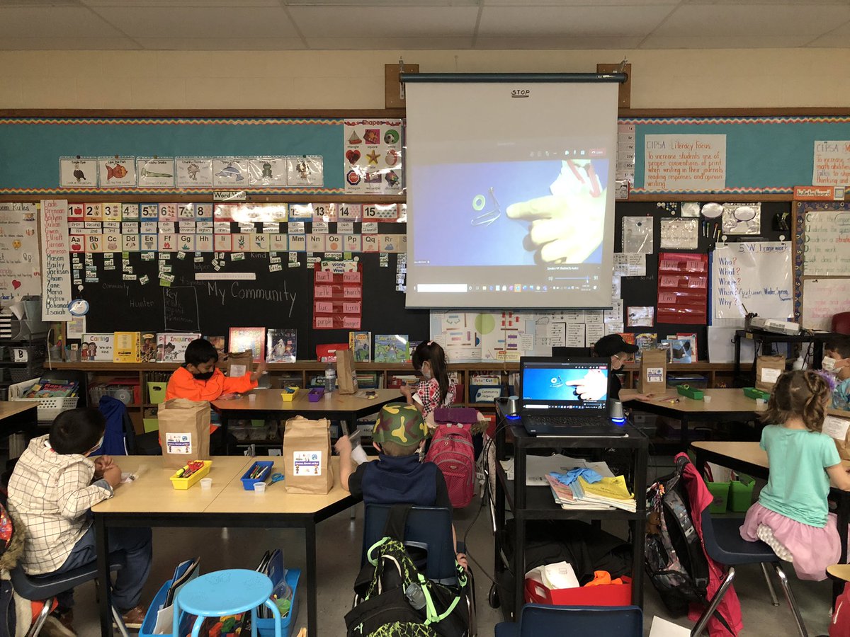 mrmarentette's tweet photo. #Inquiring and #communicating during our virtual Science visit on structures in 1/2D! @MsAwender @mr_dinham @GlenwoodGriffin https://t.co/FRr7UQDhCU
