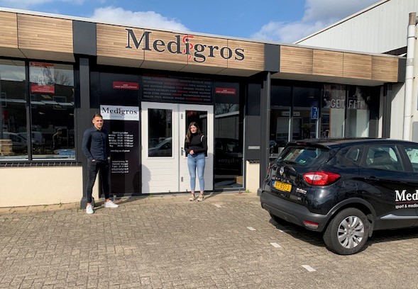 Nog niet zo lang geleden mochten we weer twee nieuwe mensen in ons team verwelkomen, hier zijn ze: Emiel Kwant en Naomi Hoorn. Wil je ze ontmoeten of telefonisch spreken? Het kan allemaal bel deze leergierige studenten via Medigros 0852737410 en wens ze succes! #erkendleerbedrijf