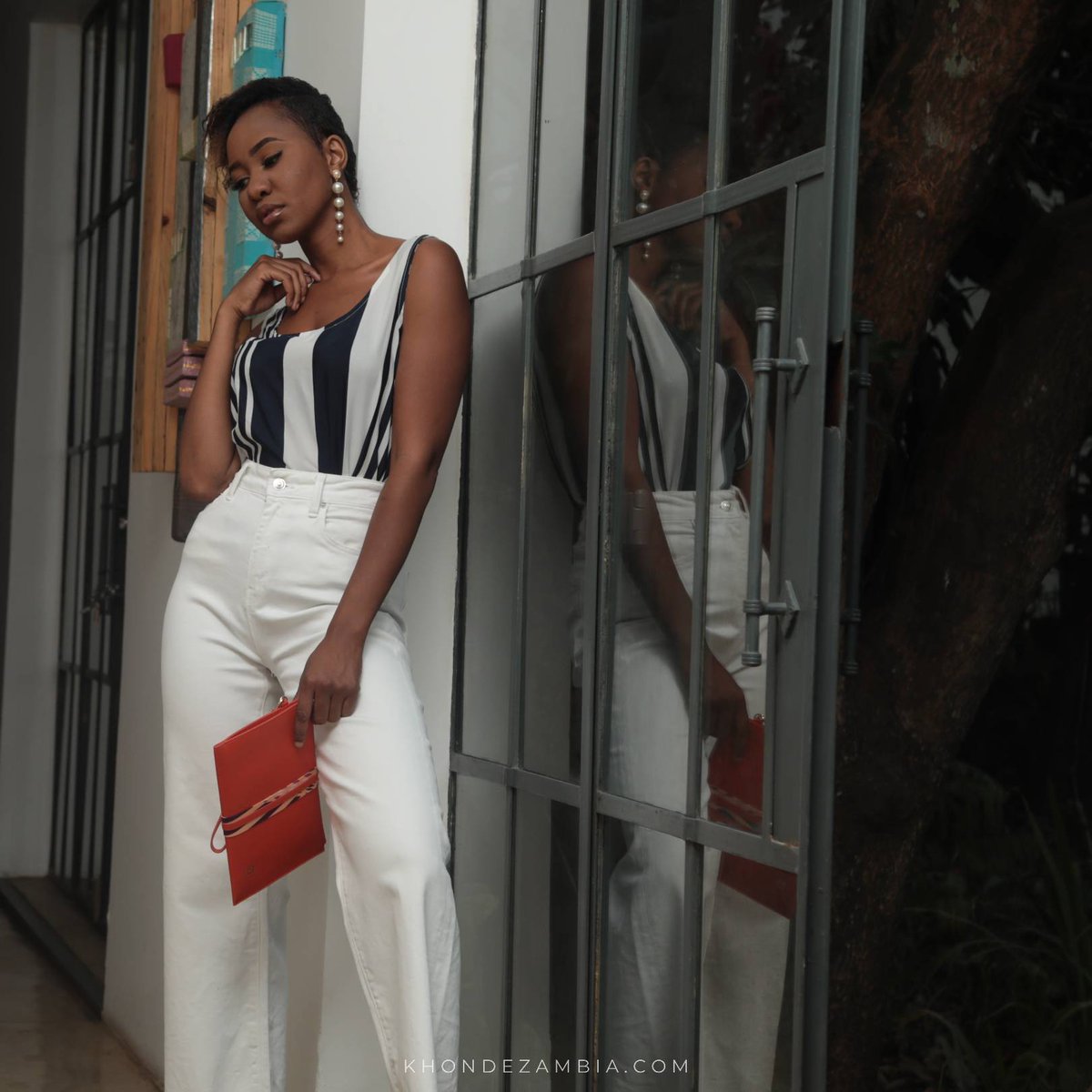 One thing about Khonde Clutches, they are more than just accessories 🤩🧡 Happy Friday and may you all enjoy your weekend ✨