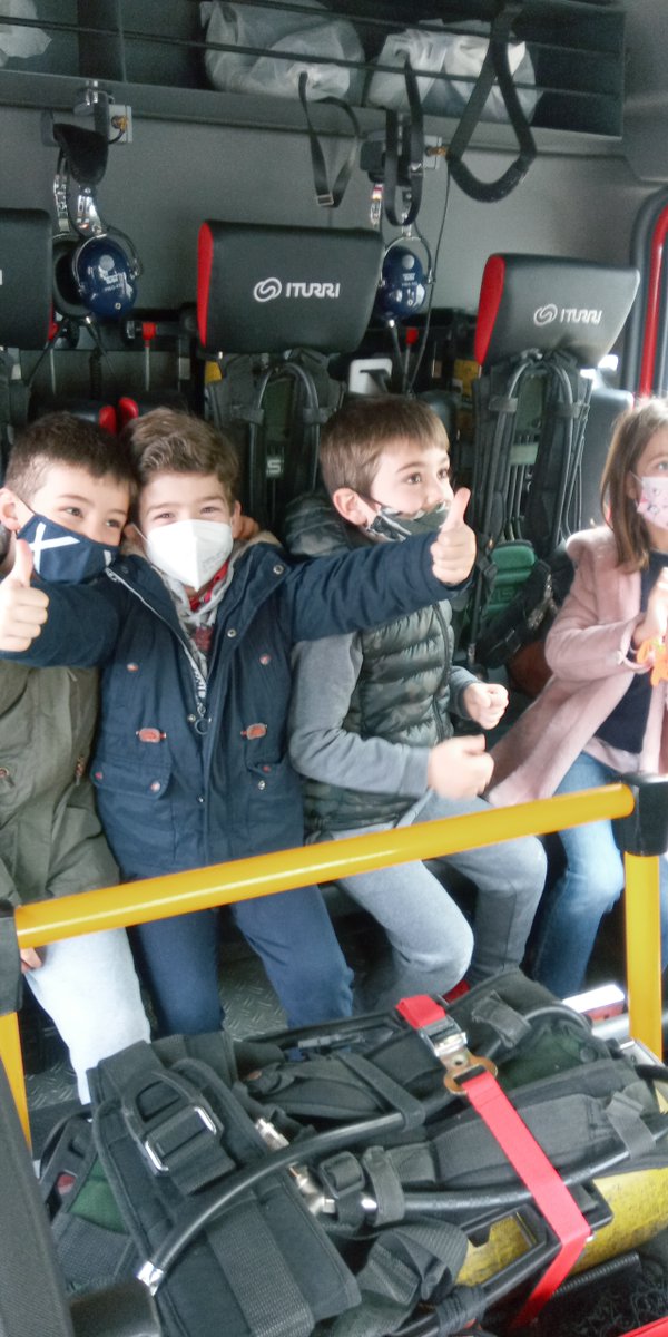 ecolelesseps's tweet photo. Les CPB ont visité la caserne des pompiers! @ecolelesseps @aefeinfo  @BCN_Bombers https://t.co/A7j736tflT
